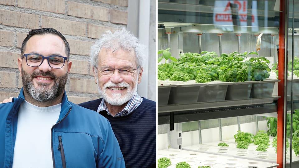 Två män som ler mot kameran. Gröna växter i ett glasskåp.